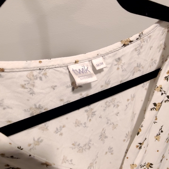 White floral peplum top from Simons, size medium - Picture 2 of 3